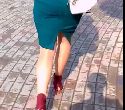 Lady with beautiful legs recorded in public